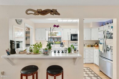 Kitchen w/bar seating