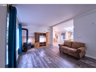 31746 Camas Swale Rd, Creswell, OR 97426 - photo 3