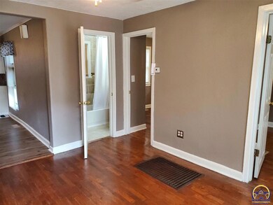 720 SE 26th St, Topeka, KS 66605 - photo 4