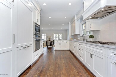 2 Nassau Pl Cos Cob CT 06807-large-014-1