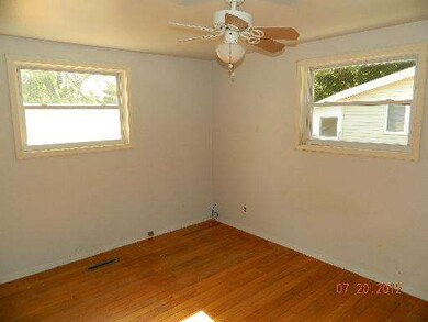 1616 Sacramento Dr, Carpentersville, IL 60110 - photo 4