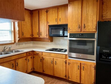 1028 Black St, Hurst, TX 76053 - photo 7