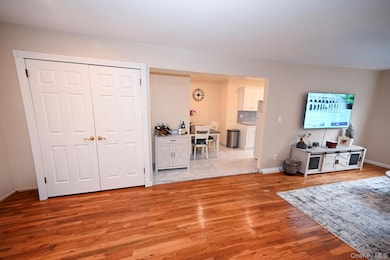 Wyndham House unit 212, Lynbrook, NY 11563 - photo 2