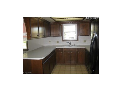 Nice and spacious kitchen measures 8x11 and comes 
