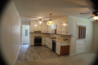 1900 W Lakeridge Dr, Albany, GA 31707 - photo 2