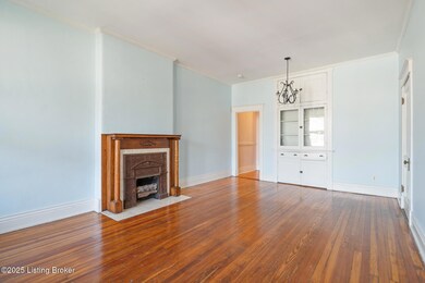 127 E Ormsby Ave-10