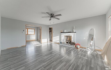 130 Bond St, Lincoln, IL 62656 - photo 2