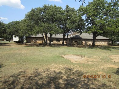 902 Greenbriar Dr, Joshua, TX 76058 - photo 2