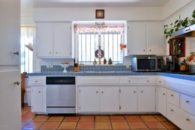 1240 Maximillian-kitchen 2