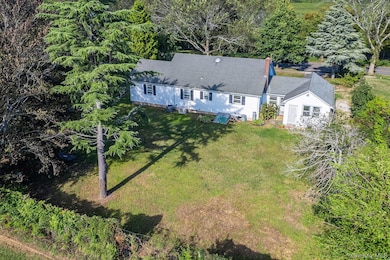 585 Peconic Ln, Peconic, NY 11958 - photo 2