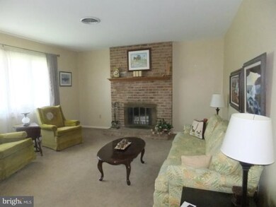 2004 Maplewood Dr, Hagerstown, MD 21740 - photo 5