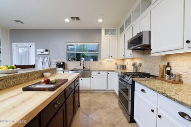 Gourmet Kitchen w elect ovens gas stove