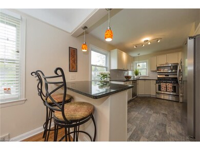 The kitchen breakfast bar. What a lovely kitchen!