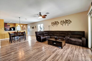 Great Room w/ Eat in Kitchen