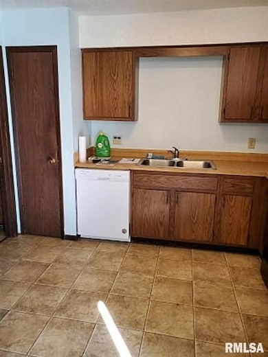 5809 Jebens Ave, Davenport, IA 52806 - photo 4