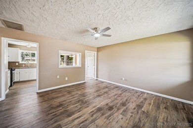 214 SE 9th St, Pryor, OK 74361 - photo 5