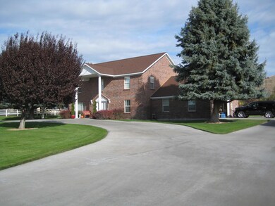 1500 Mapleway front drive