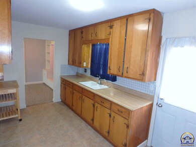 1319 SW Croix St, Topeka, KS 66611 - photo 6