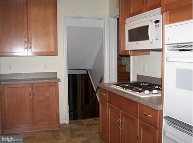 2123 Reynolds St, Falls Church, VA 22043 - photo 4