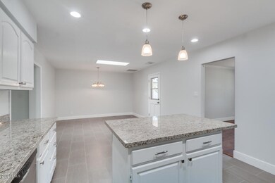 720 W 19th - Granite Counters