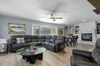 1511 E Groves Dr-27