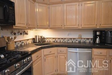 301 Michaels Ct, Woodbridge, NJ 07095 - photo 4