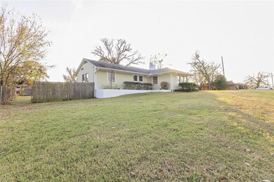 1114 W Hull St, Denison, TX 75020 - photo 2