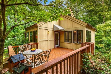 Front deck to enjoin the beautiful wooded area sur