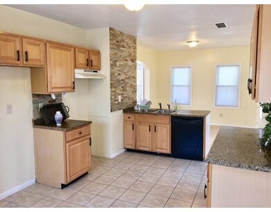 31 Emily St, Springfield, MA 01109 - photo 4