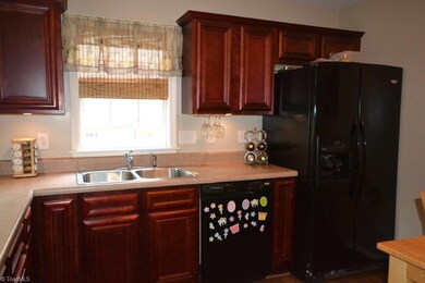 1041 Robbins St, Asheboro, NC 27203 - photo 6