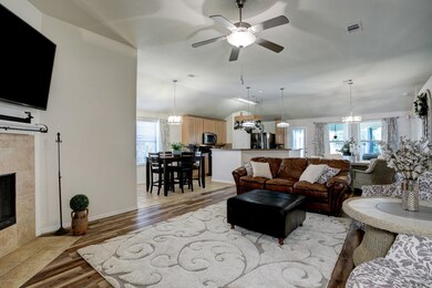 392 Henry St, Alvin, TX 77511 - photo 4