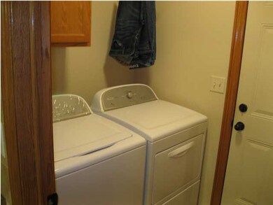 Utility room between kitchen and garage
