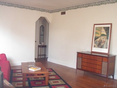 Large Living Room w/Hardwood Floors