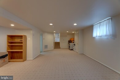 705 Skyline Ct NE, Vienna, VA 22180 - photo 5