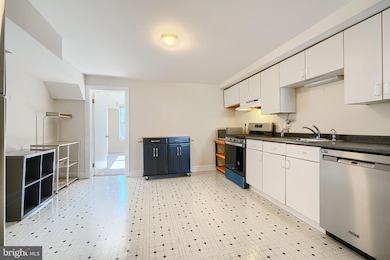 229 S Ann St unit . B, Baltimore, MD 21231 - photo 5