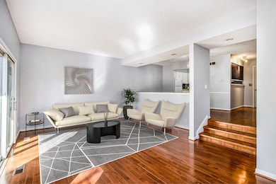 003_311pratt_14_963.jpg_living_room_1_38