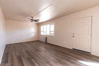 Great Rm-New Vinyl Flooring!