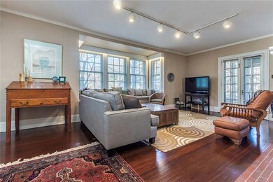 Large Living Room with Easy Access to the Side Por
