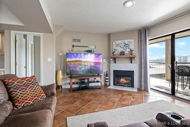 Kick back & relax with views to water & ambient, e