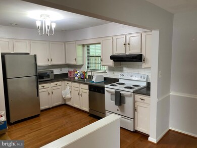 5910 Roberts Common Ct, Burke, VA 22015 - photo 3