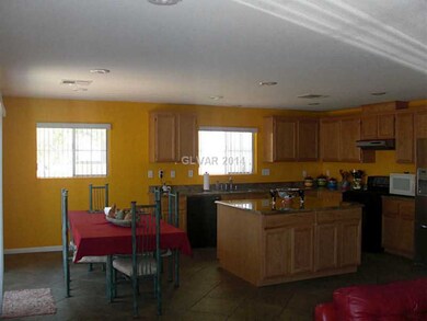 Kitchen. Beautiful, Spacious Kitchen w/Granite Cou