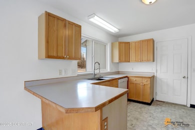 Kitchen w/Breakfast Bar