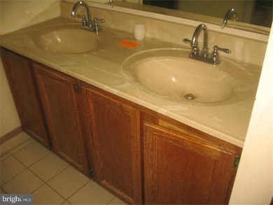 513 Carousel Cir, Norristown, PA 19403 - photo 5