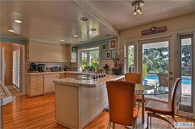 Large Light & Bright Kitchen
