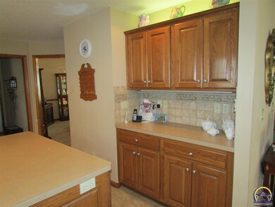 4032 SW Lincolnshire Rd, Topeka, KS 66610 - photo 6