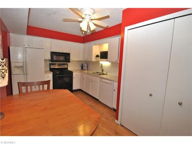 Kitchen includes all appliances, ceiling fan/light
