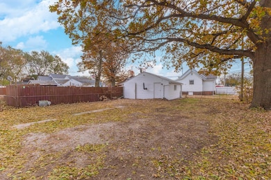 From alley access, plenty of parking for work-trai