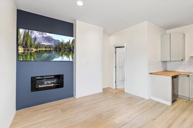 11-1209 Carlyle St-11