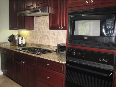 Beautiful kitchen, granite counters, convection ov