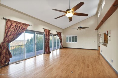 004_Spacious Family Room!